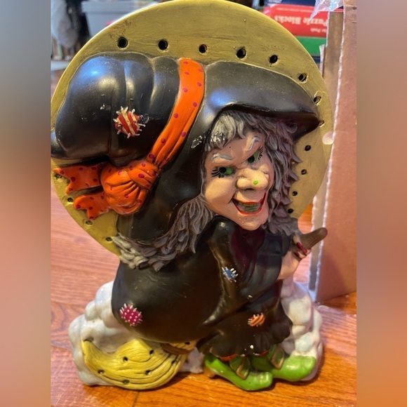 Vintage Halloween Witch Ceramic Mold - Hand Painted -Just Needs Some added light - Picture 1 of 16